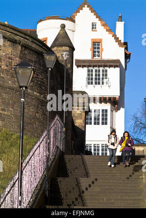 dh Castlehill pasos CASCO ANTIGUO DE EDIMBURGO turistas asiáticos descendiendo escaleras de la calle turístico Foto de stock