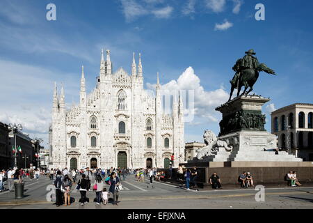 La Piazza del Duomo, con la estatua ecuestre y de la catedral de Milán, Milán, Lombardía, Italia Foto de stock