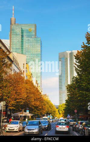 FRANKFURT - 14 de octubre: Frankfurt am Main street el 14 de octubre de 2014 en Francfort, Alemania. Es la ciudad más grande en el Alemán Foto de stock