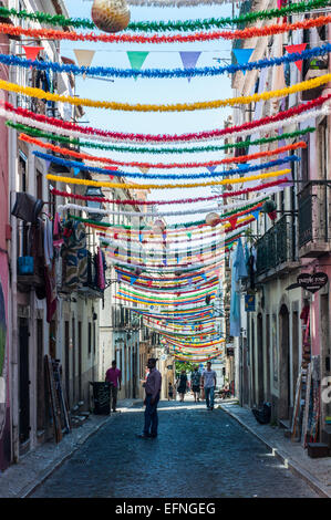 Calle angosta en el Bairro Alto, Lisboa, decorado para la tradición de los festejos de San Antonio. Foto de stock