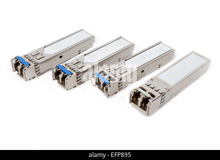 Módulos ópticos SFP gigabit switch de red aislado en el fondo blanco. Foto de stock