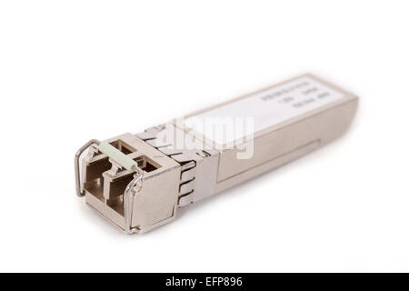Óptica SFP gigabit para el módulo de conmutador de red aislado en el fondo blanco. Foto de stock