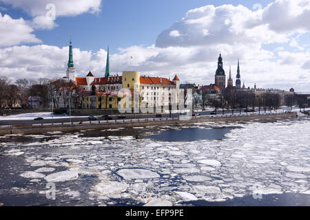 La primavera el hielo a la deriva en el río Daugava, en un día soleado en medio de un panorama de la vieja goproda con torres y spiers del cerves a principios de la primavera Foto de stock