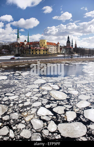 La primavera el hielo a la deriva en el río Daugava, en un día soleado en medio de un panorama de la vieja goproda con torres y spiers del cerves a principios de la primavera Foto de stock