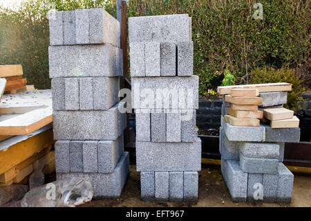 Pila de bloques de brisa en el jardín Foto de stock
