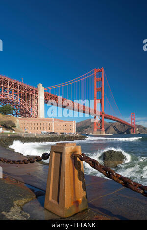 SURF SEAWALL FORT POINT GOLDEN GATE BRIDGE (©Joseph Strauss 1937) BAHÍA DE SAN FRANCISCO, CALIFORNIA, EE.UU. Foto de stock