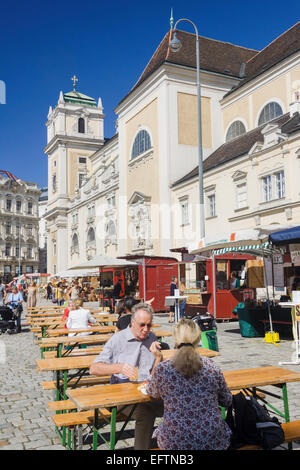 Personas sentadas en una terraza en la plaza Freyung. Viena, Austria Foto de stock