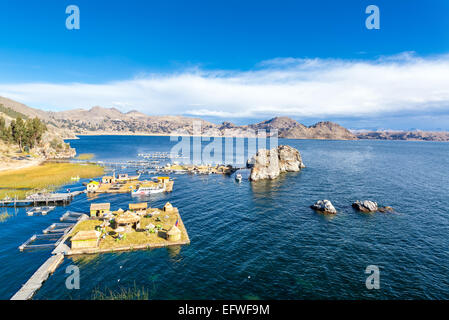 Tres islas flotantes en el Lago Titicaca, cerca de Copacabana, Bolivia Foto de stock