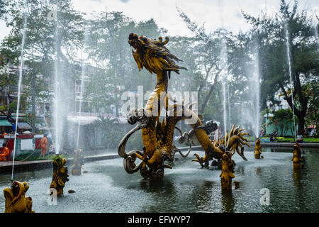 Dragon fuente en Cholon en el distrito 6, Ciudad de Ho Chi Minh (Saigón), Vietnam.