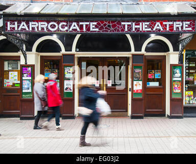 Los transeúntes fuera del teatro de Harrogate en Oxford Street, Harrogate, North Yorkshire, Reino Unido Foto de stock