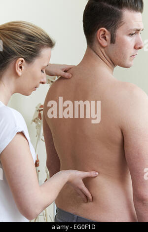 Paciente masculino femenino Osteopath tratar con los problemas de espalda Foto de stock