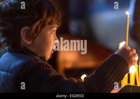 Bulgaria, Sofía, joven (4-5) Sosteniendo velas Foto de stock