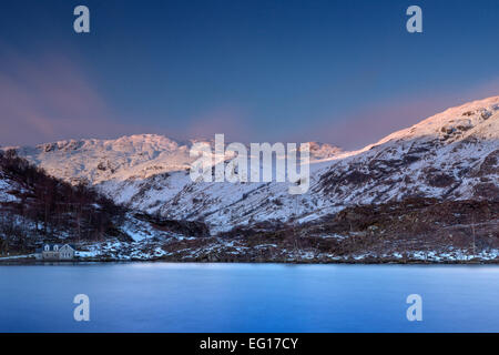 Puesta de sol sobre loch Katrine, The Trossachs, Escocia, Reino Unido.