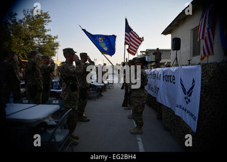 La Fuerza Aérea de los EE.UU. aviadores de la 455a ala expedicionaria aérea de la Guardia de Honor los colores presentes en el aeródromo de Bagram, Afganistán, el 18 de septiembre de 2014. Los pilotos de la Fuerza Aérea celebra su 67º aniversario con una ceremonia de corte de torta. El Sargento. Evelyn Chavez