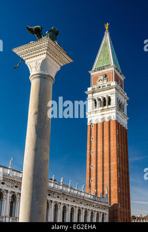 El Campanile de San Marcos con el león alado de la escultura de bronce de columna, Venecia, Véneto, Italia Foto de stock