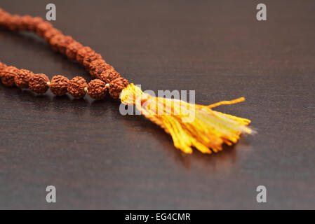 Japa mala en la mesa. Rosarios elaborados a partir de las semillas del árbol rudraksha