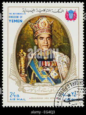 YEMEN: circa 1968: sello impreso por el Yemen, muestra el 20º aniversario de la coronación del Emperador y la Emperatriz Iraní, cir Foto de stock