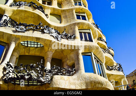 Casa Mila aka La Pedrera diseñado por el arquitecto Antoni Gaudí. Barcelona, Cataluña, España. Foto de stock
