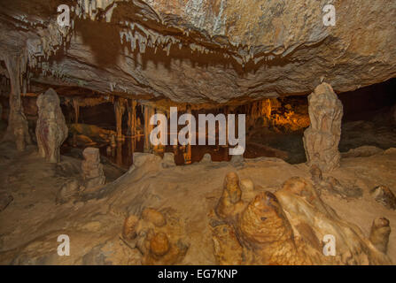 Las estalactitas y estalagmitas en la cueva Foto de stock