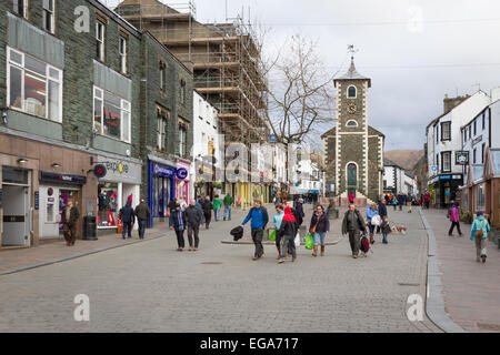 Los compradores en el centro de la ciudad de Keswick Foto de stock