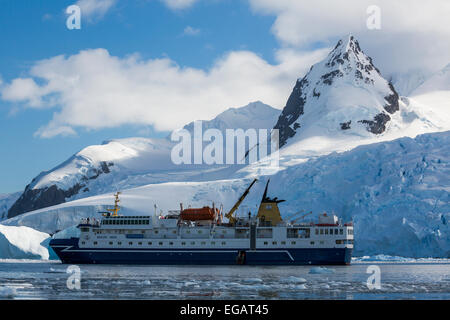 Ocean Nova crucero delante del glaciar, Cierva Cove, la Antártida Foto de stock
