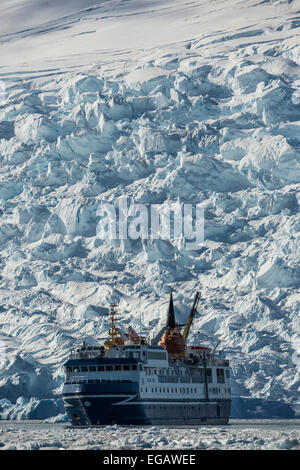 Ocean Nova crucero en frente del glaciar,Cierva Cove, la Antártida Foto de stock