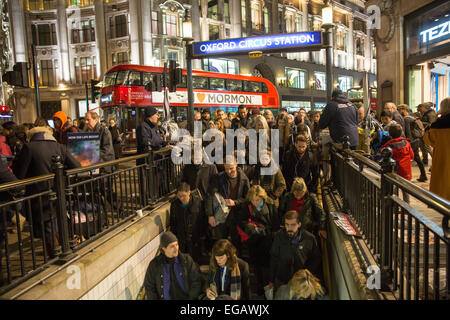 El Estándar de la tarde se distribuye a medida que los trabajadores se van deviniendo en el Metro en la estación de Oxford Street Foto de stock