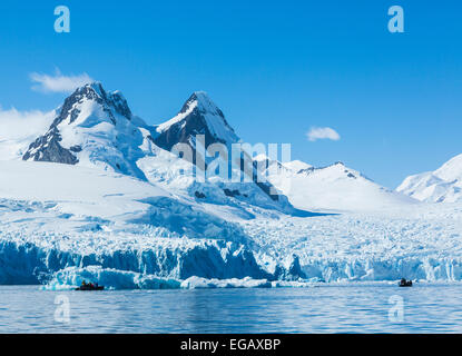 Fotógrafos en zodiacs en medio de icebergs, glaciares y montañas, Cierva Cove, la Antártida Foto de stock