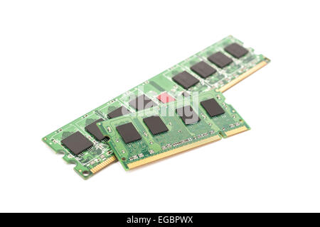 Módulos de chip de memoria RAM del equipo aislado en blanco Foto de stock