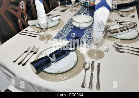 Ajuste de la tabla el almuerzo, cena de Navidad