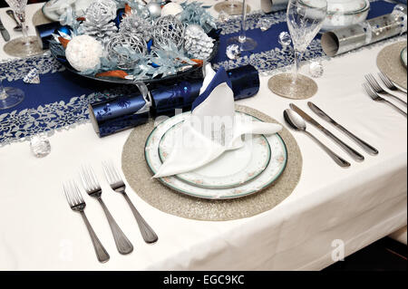 Ajuste de la tabla el almuerzo, cena de Navidad
