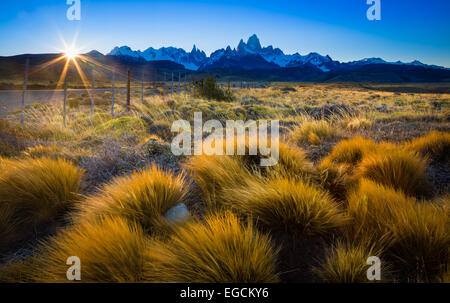 Monte Fitz Roy es una montaña situada cerca de la localidad de El Chaltén en la Patagonia, en la frontera entre Argentina y Chile Foto de stock