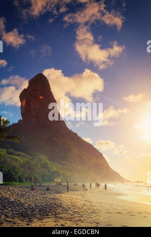 Brasil, Fernando de Noronha, Conceicao playa Morro con pico de la montaña en el fondo Foto de stock