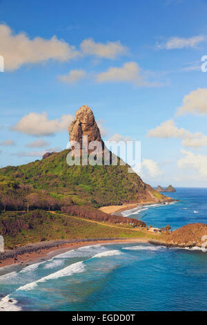 Brasil, Fernando de Noronha, Conceicao, Meio y Cachorro playa Morro con pico de la montaña en el fondo Foto de stock