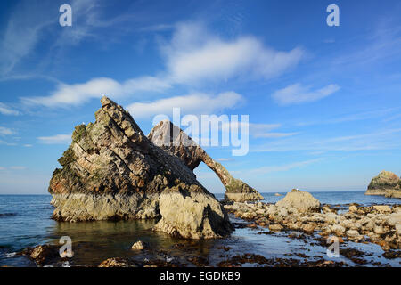 Arco de violín, Portknockie Rock, Moray, en la costa oriental de Escocia, Gran Bretaña, Reino Unido Foto de stock