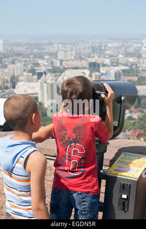 Niños mirando a ver de Almaty de Kok Tobe montaña, Almaty, Kazajstán Foto de stock