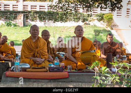 Los monjes meditando, Templo Mahabodhi, Bodhgaya Foto de stock