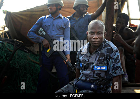 Un policía Armada ghanesa observa durante una visita, junta, búsqueda e incautación de un buque pesquero con miembro de la Marina de los EE.UU. como parte de la aplicación del Derecho marítimo de África la asociación el 8 de febrero de 2015 frente a las costas de Ghana. Foto de stock