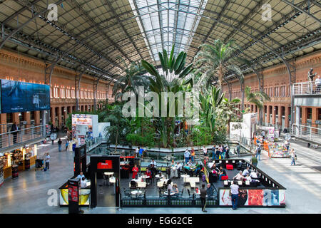 Madrid, vista interior de la estación de tren de Atocha Foto de stock