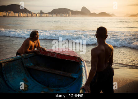 Los pescadores tengan sus barcos al amanecer, la playa de Copacabana, Río de Janeiro, Brasil Foto de stock