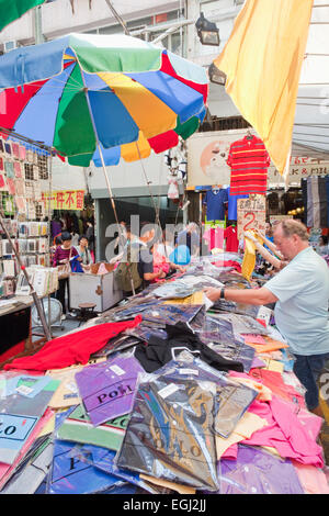 China, Hong Kong, Kowloon, Mong Kok, Ladies Market, puesto de venta de ropa  de marca falsa Fotografía de stock - Alamy