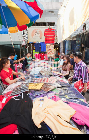 China, Hong Kong, Kowloon, Mong Kok, Ladies Market, puesto de venta de ropa  de marca falsa Fotografía de stock - Alamy
