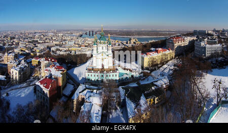 Vista aérea de Podol y la iglesia de San Andrés en Kiev, Ucrania Foto de stock