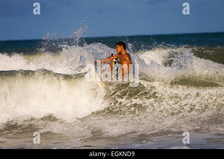 Surfista en Praia do Amor, Pipa, Brasil Foto de stock