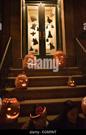 En la noche de Halloween Pumkins Stoop Foto de stock