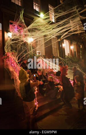 Sentado en agachar la noche de Halloween, la ciudad de Nueva York, EE.UU. Foto de stock