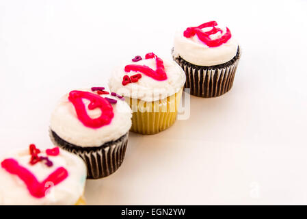Día de San Valentín cupcakes con glaseado letras de amor Fotografía de  stock - Alamy