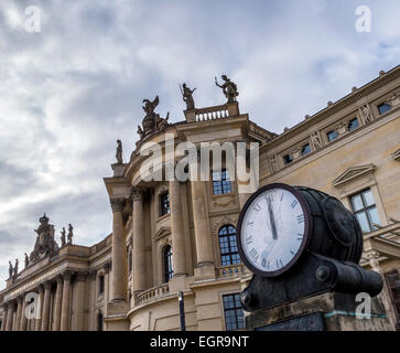 Berl n Alemania el reloj en la hist rica plaza Bebelplatz