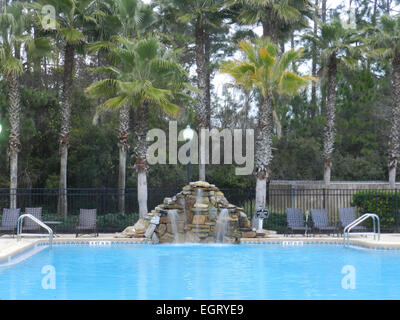 Piscina enterrada piscina privada residencial con cascada. Foto de stock