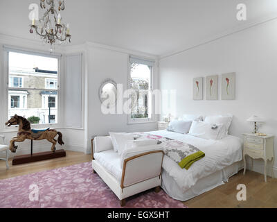 Banqueta tapizados en pie de cama doble en el dormitorio de estilo  tradicional Fotografía de stock - Alamy